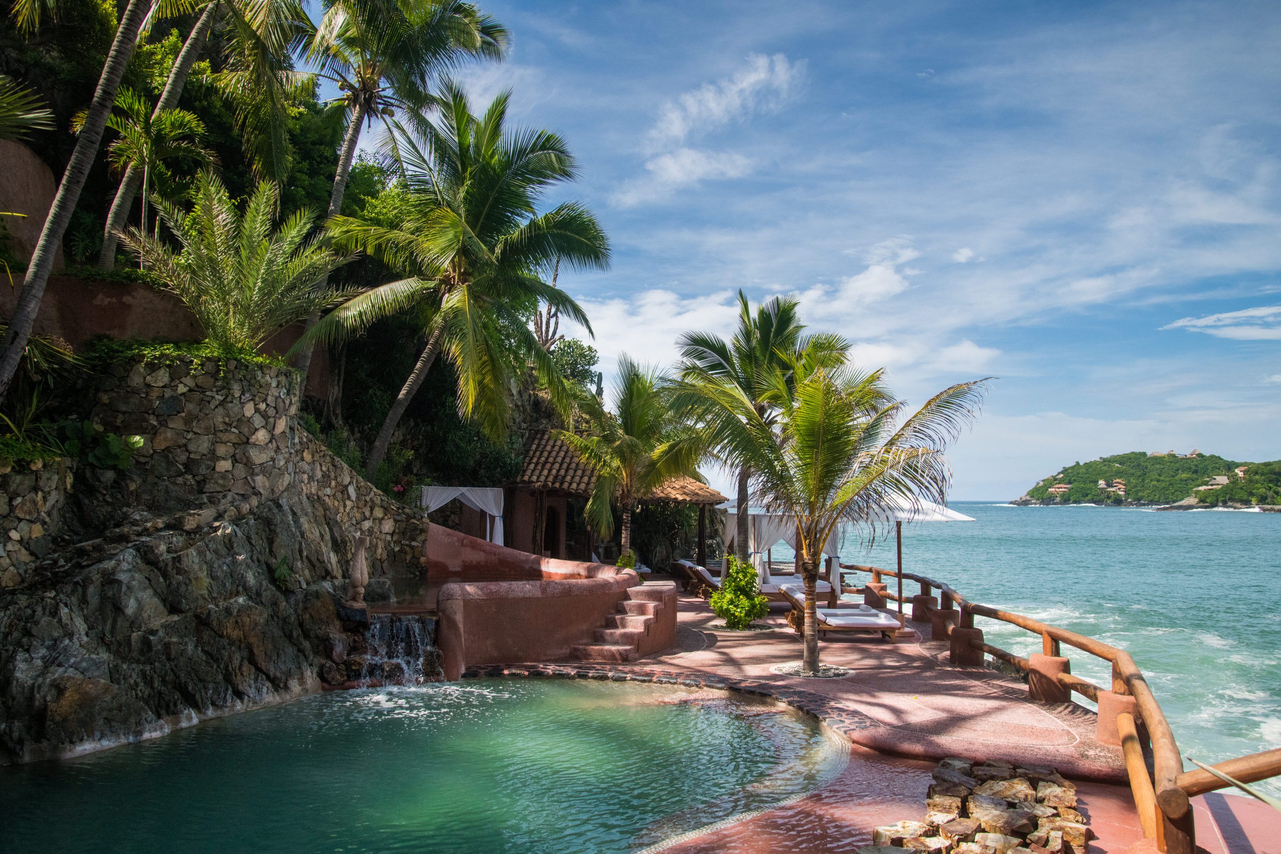 Piscina de agua de mar y jacuzzi